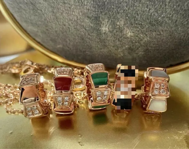 Bvlgari Serpenti স্ট্যাকড এনামেল এবং ডায়মন্ড পেন্ডেন্ট নেকলেস 8