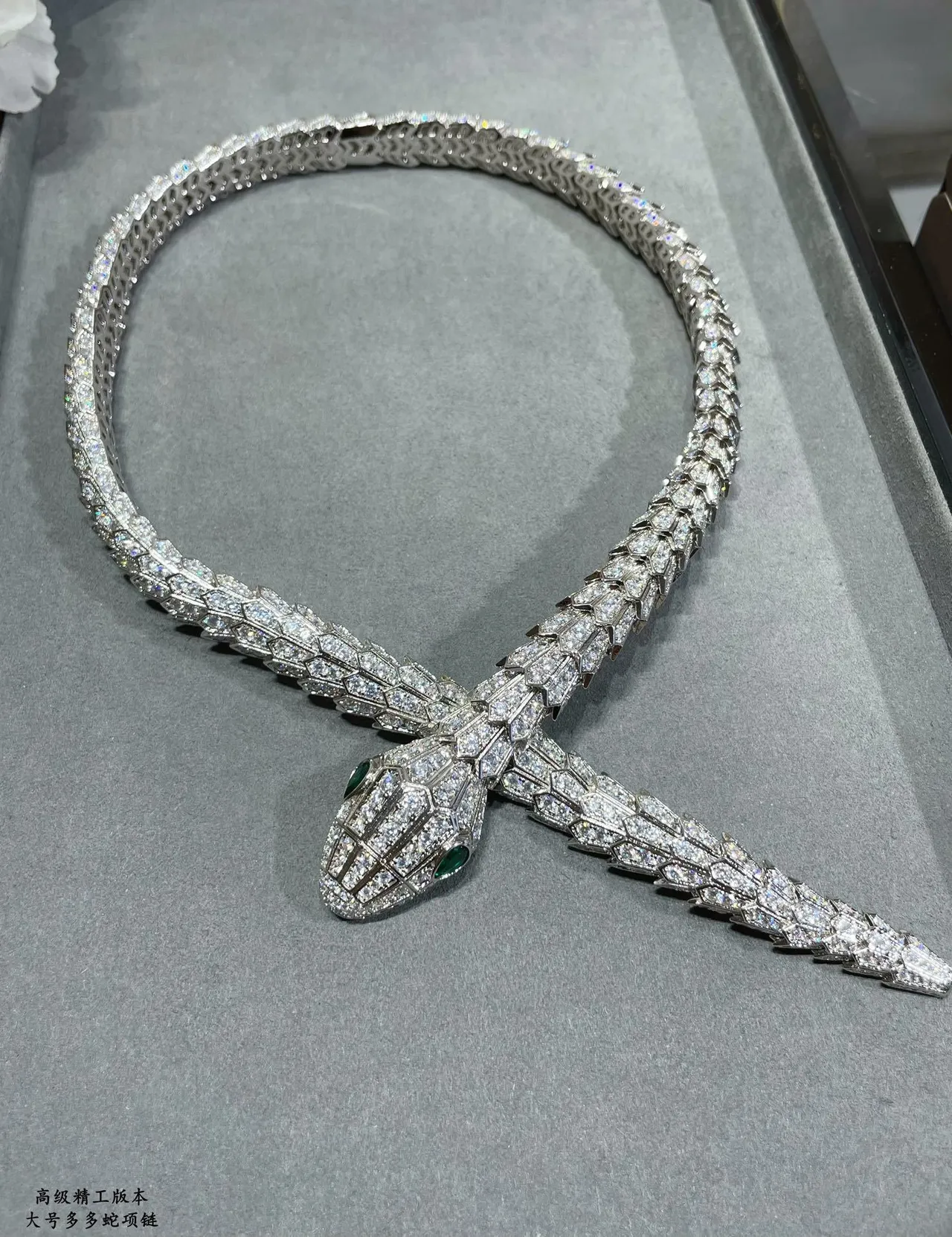 Bvlgari collier motif serpent argent et vert Pavé-Set diamants 4