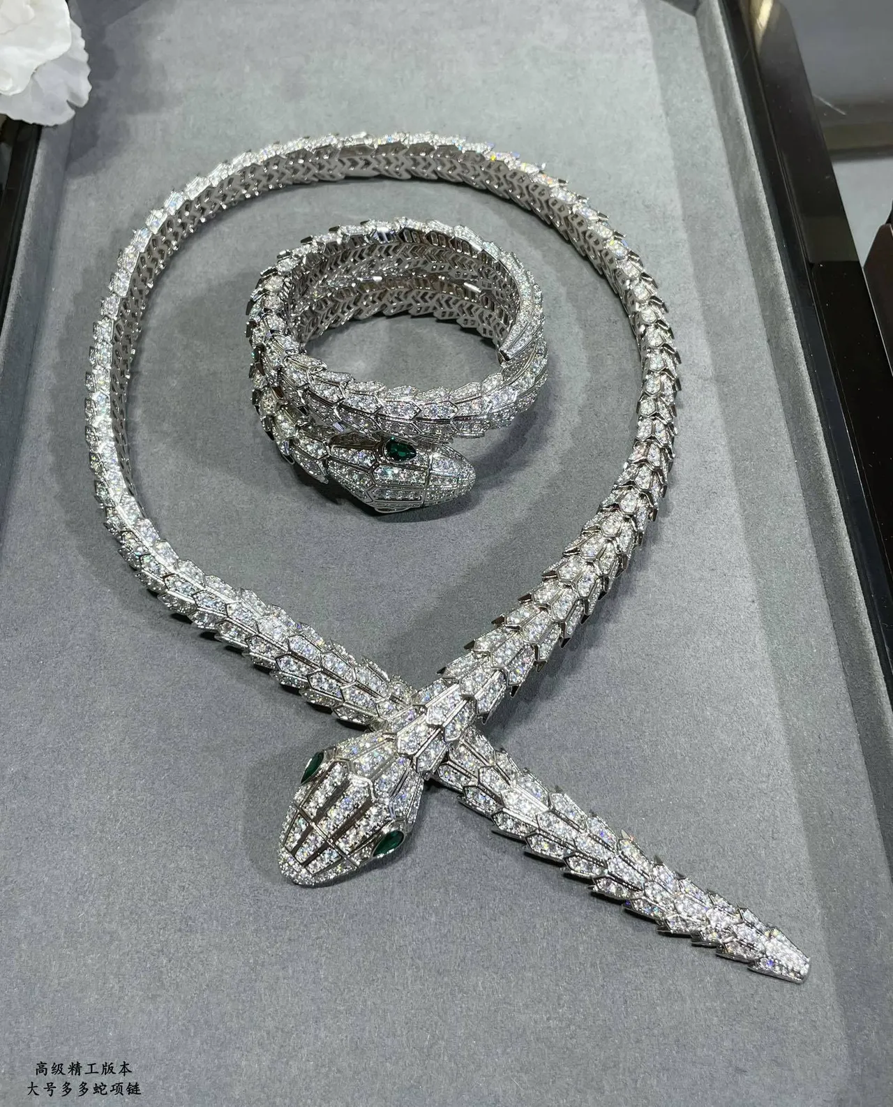 Bvlgari collier motif serpent argent et vert Pavé-Set diamants 6