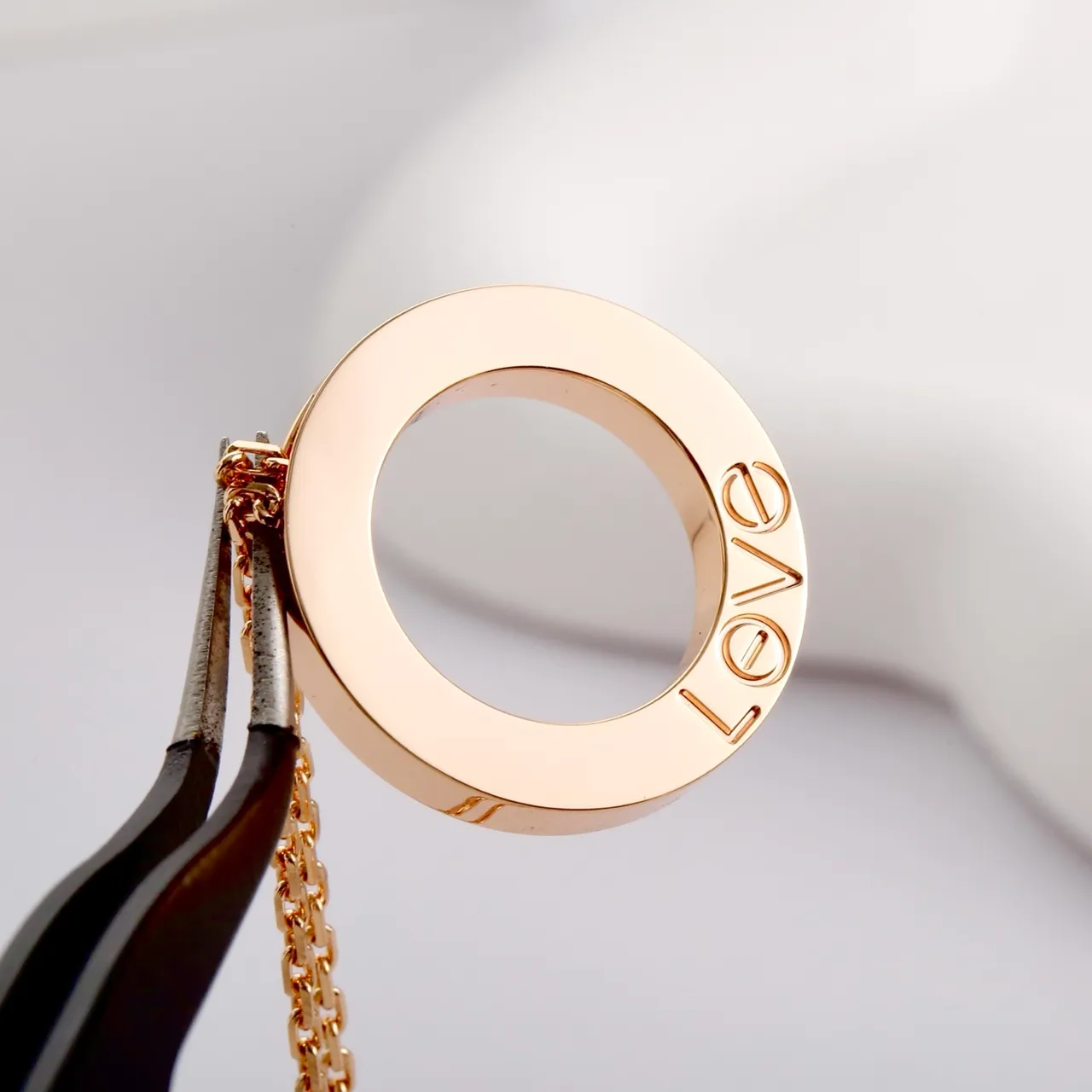 Cartier Love Anneau Circulaire Ouvert Motif à Vis Or Rose Collier 4
