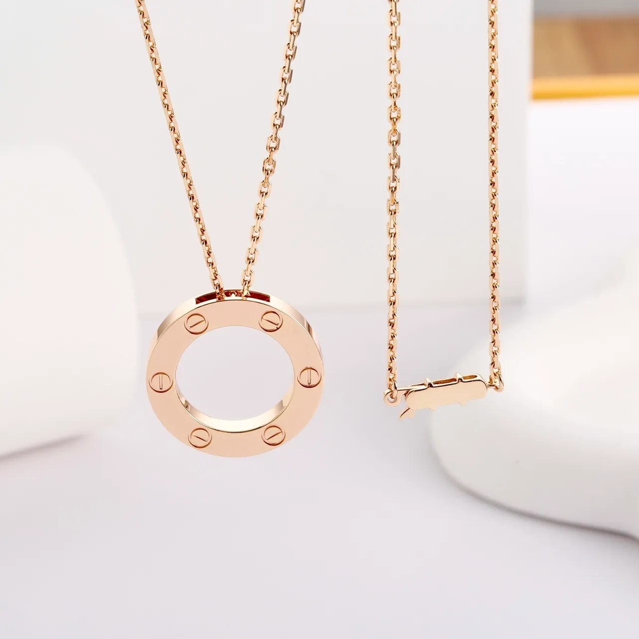 Cartier Love Anneau Circulaire Ouvert Motif à Vis Or Rose Collier 8