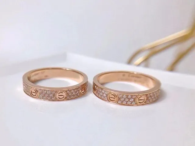 Anel Love Cartier Ouro Rosa e Ouro Branco Diamantes Pavé e Anéis Solitário 4