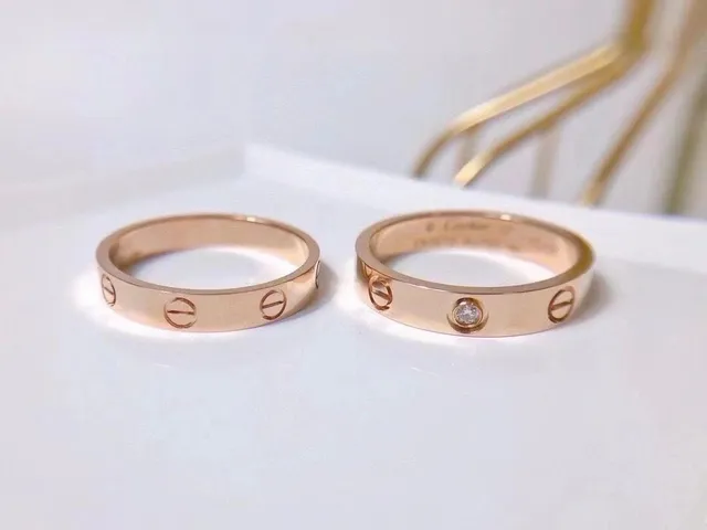 Anel Love Cartier Ouro Rosa e Ouro Branco Diamantes Pavé e Anéis Solitário 5