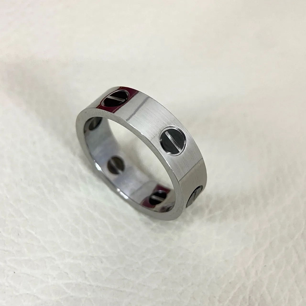 Cartier Love Bague Argent Rouge Bande Plate Motif Vis 2