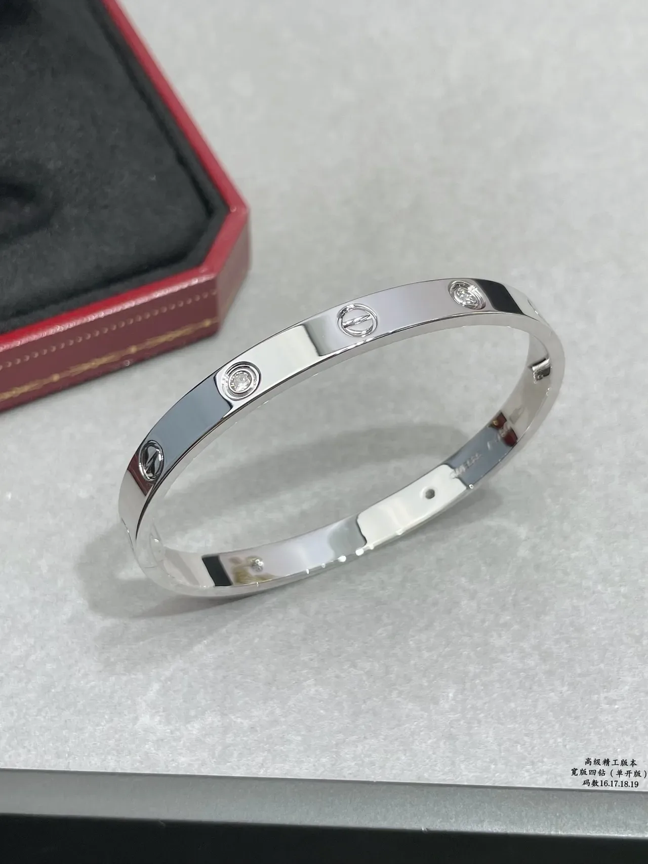 Bracelete Cartier Love Largo com Quatro Diamantes Motivo de Parafuso 4