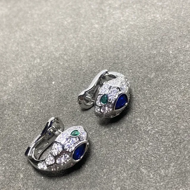 Boucles d'oreilles Cartier Argent Bleu Motif Tête de Serpent Écailles Diamants Pavé 2