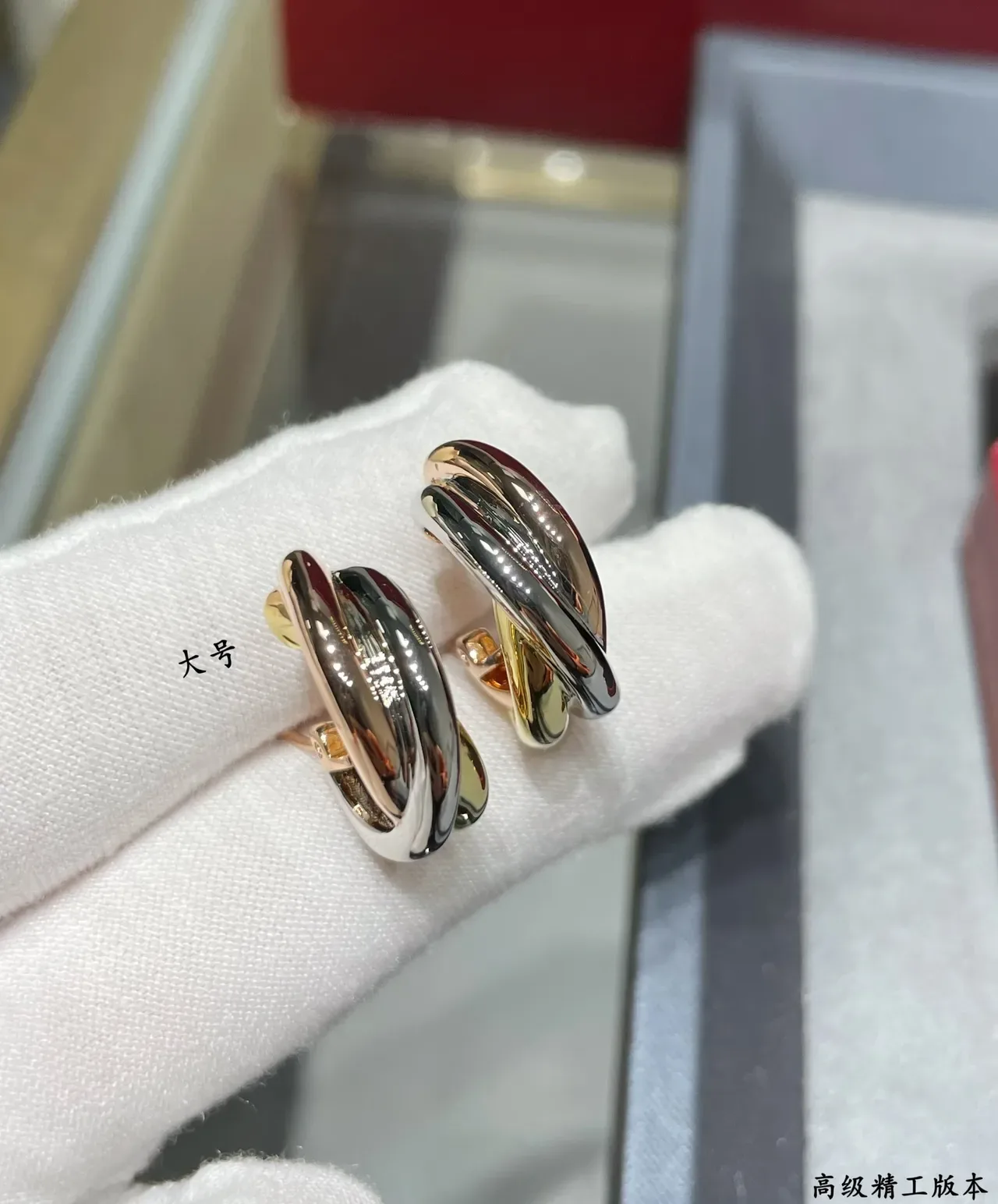 Boucles d'oreilles Cartier Trinity Triple-Band Twisted Hoop 2