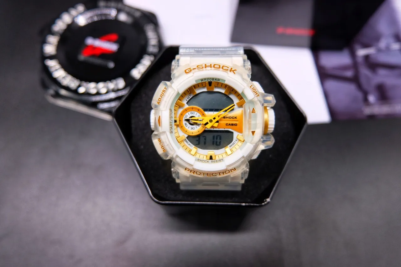 Casio G-Shock GA-2100 Relógio esportivo branco translúcido e dourado 2