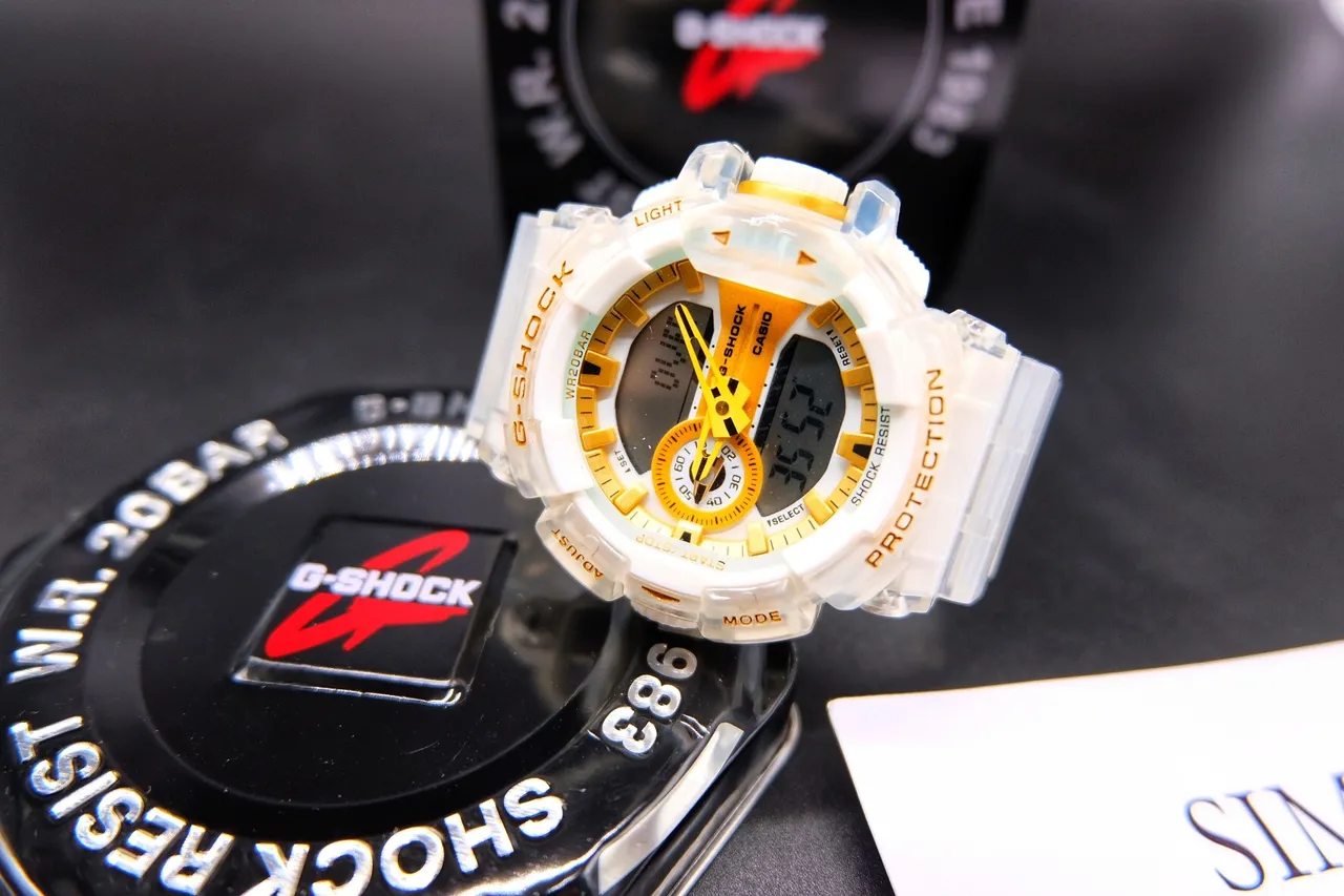 Casio G-Shock GA-2100 Relógio esportivo branco translúcido e dourado 3