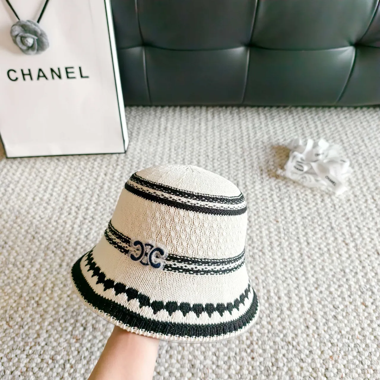Chanel قبعة بركت بيج أسود محبوك مخطط 5