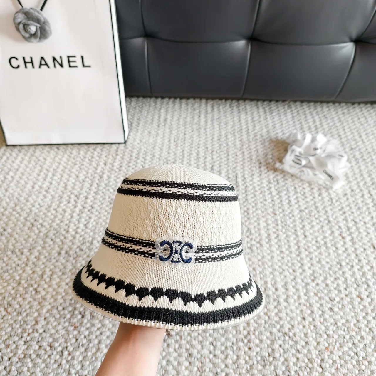 Chanel قبعة بركت بيج أسود محبوك مخطط 6