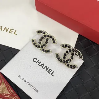 Chanel Bijoux Fantaisie Interlocking CC काला क्रिस्टल कान की चूड़ियां