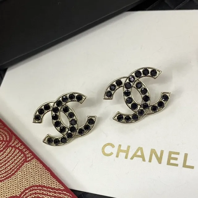 Chanel Bijoux Fantaisie Interlocking CC काला क्रिस्टल कान की चूड़ियां 2