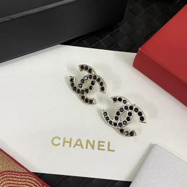 Chanel Bijoux Fantaisie Interlocking CC काला क्रिस्टल कान की चूड़ियां 3