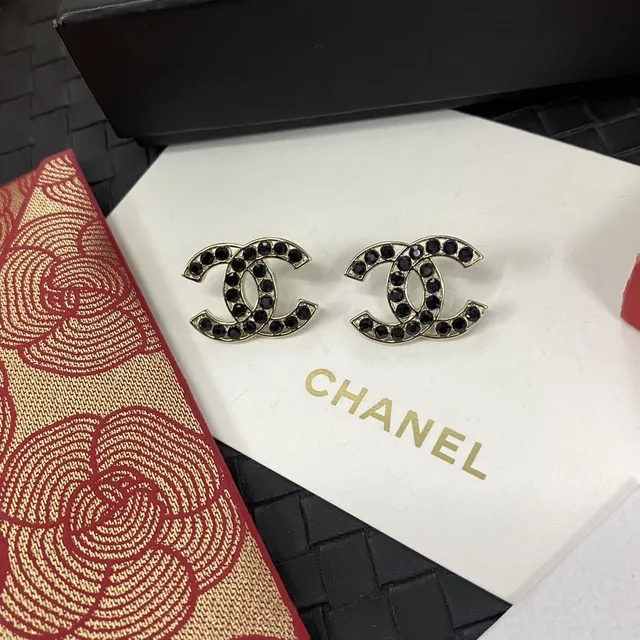 Chanel Bijoux Fantaisie Interlocking CC काला क्रिस्टल कान की चूड़ियां 5