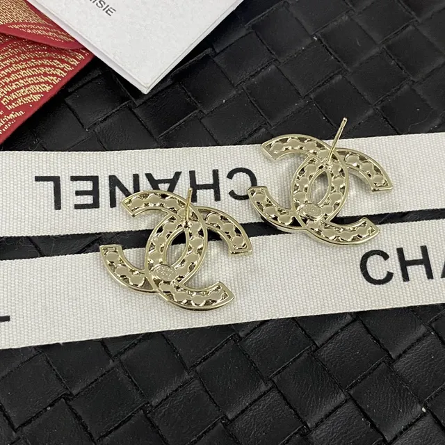 Chanel Bijoux Fantaisie Interlocking CC काला क्रिस्टल कान की चूड़ियां 6