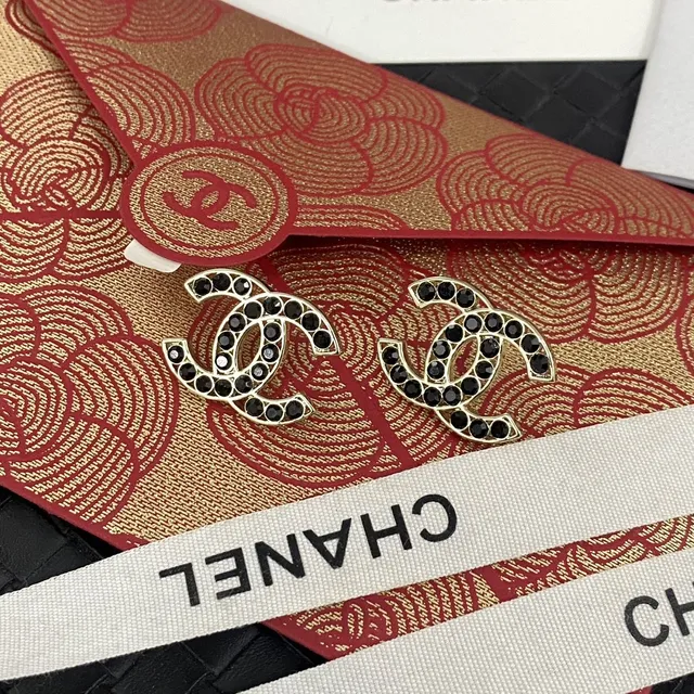 Chanel Bijoux Fantaisie Interlocking CC काला क्रिस्टल कान की चूड़ियां 7