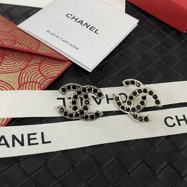 Chanel Bijoux Fantaisie Interlocking CC काला क्रिस्टल कान की चूड़ियां 8