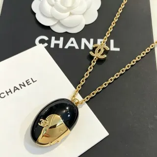 Chanel काला और गोल्ड एनामेल CC पेंडेंट नेकलेस