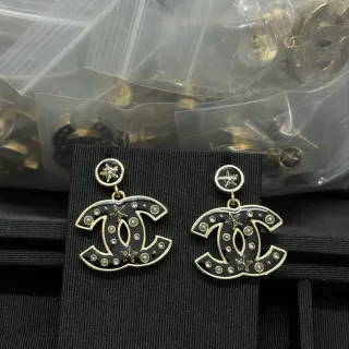 Chanel Black Gold Interlocking CC Logo एमेल ईयरिंग्स