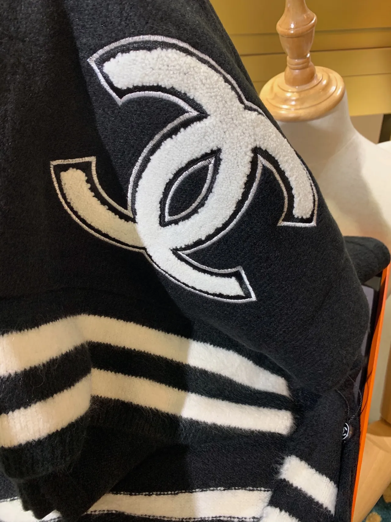 Chanel Preto Branco Oversized Fit Bordado com Logo em relevo Suéter 2