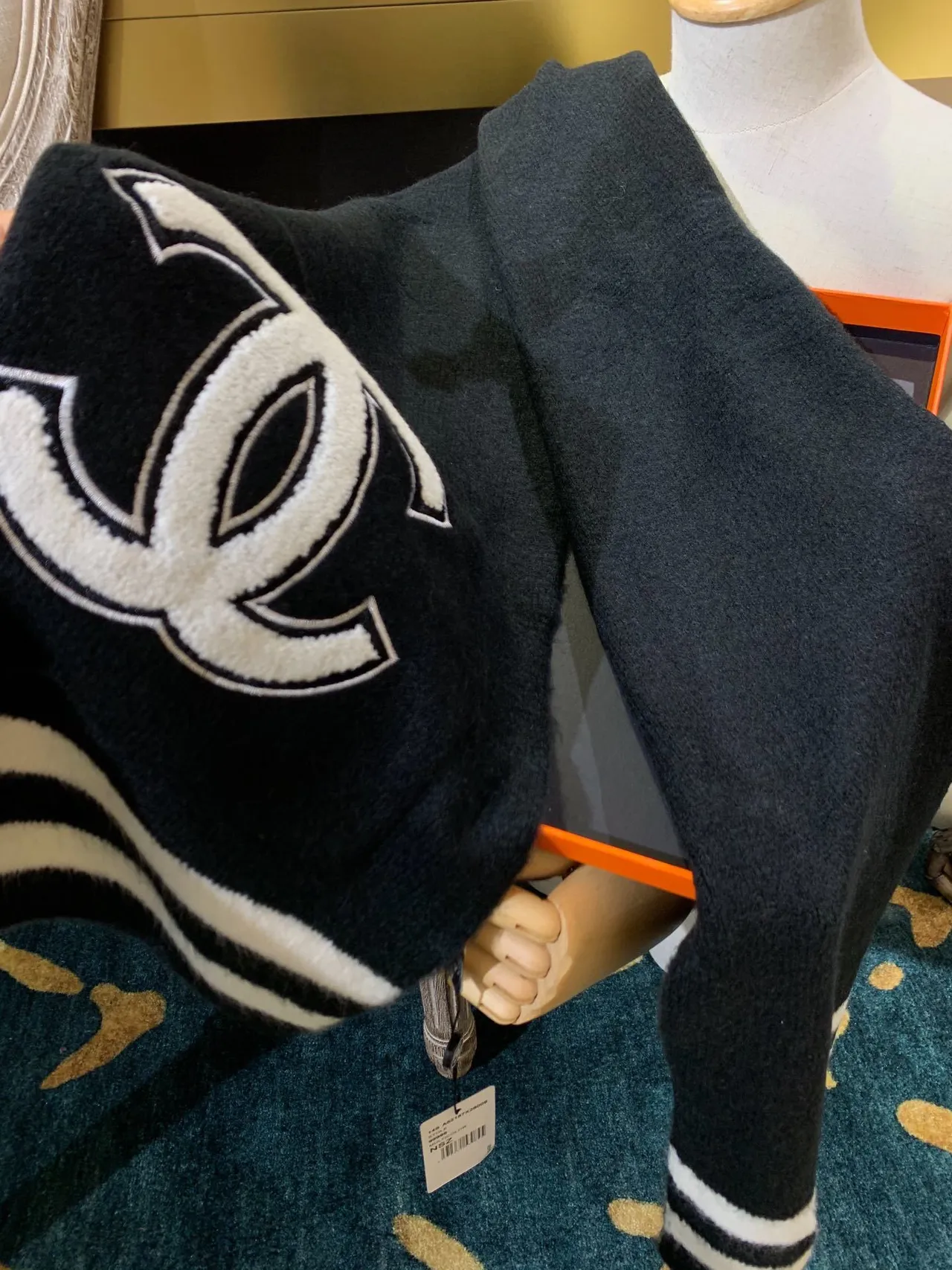 Chanel Preto Branco Oversized Fit Bordado com Logo em relevo Suéter 3