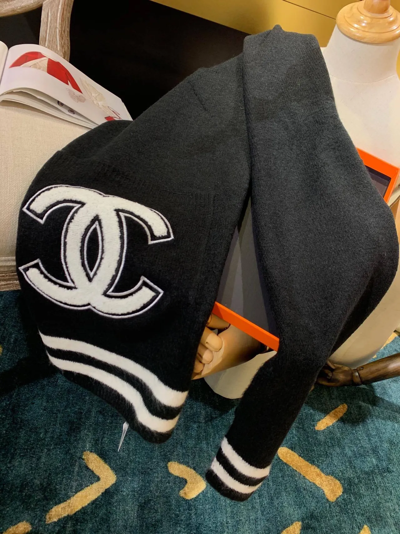 Chanel Preto Branco Oversized Fit Bordado com Logo em relevo Suéter 4