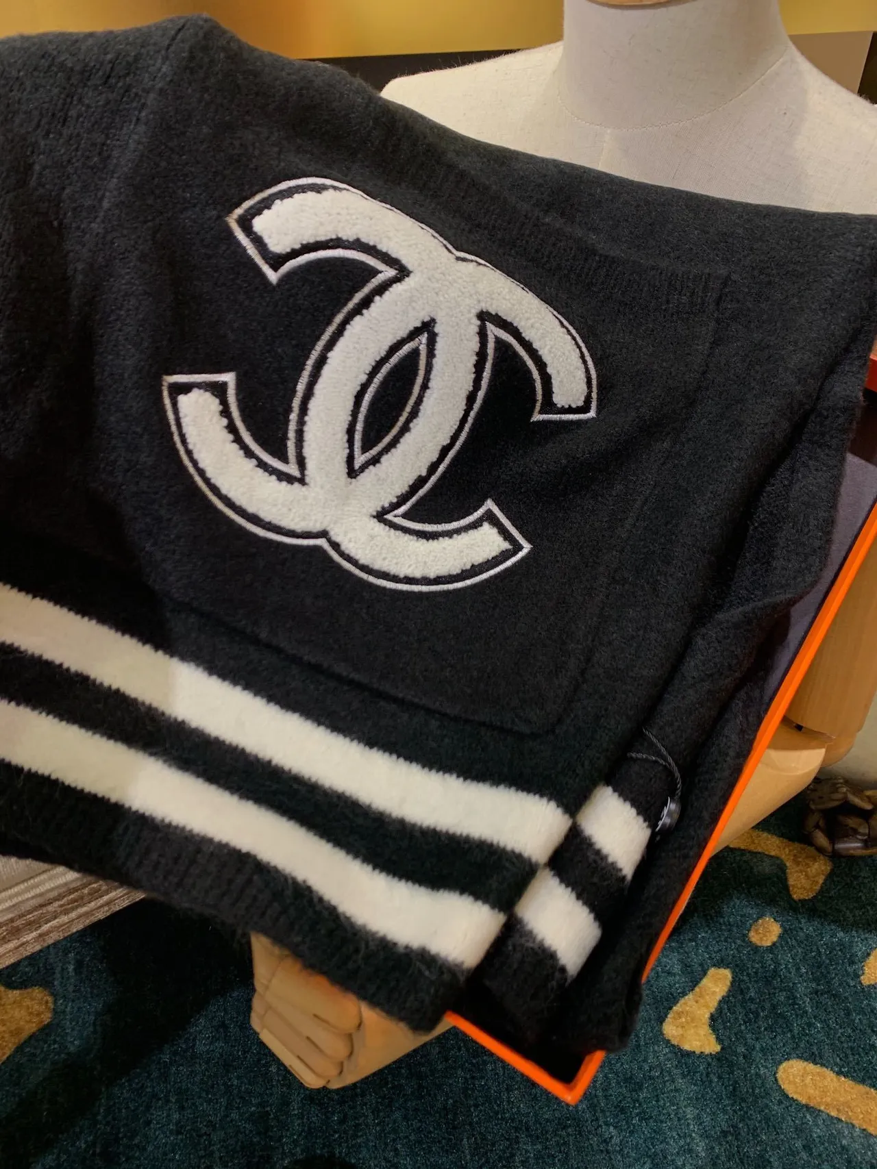 Chanel Preto Branco Oversized Fit Bordado com Logo em relevo Suéter 5