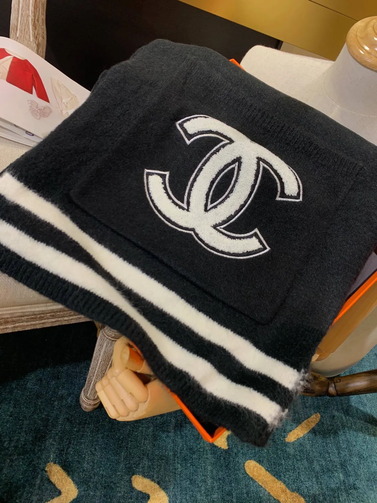 Chanel Preto Branco Oversized Fit Bordado com Logo em relevo Suéter 6