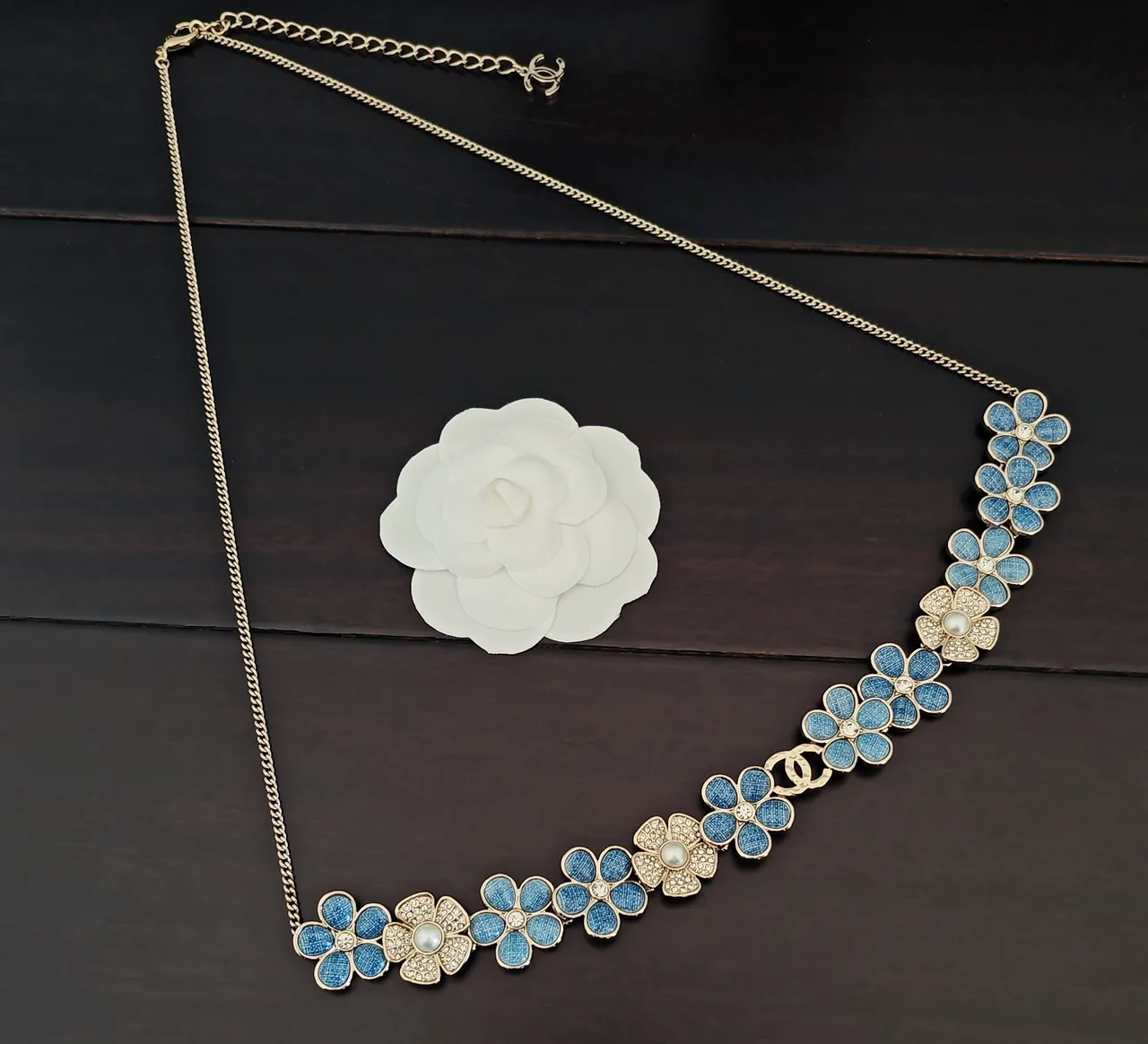 Collier Bib Floral Émaillé Bleu Or et Cristal Embellished de Chanel 2