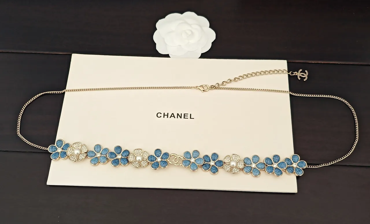 Collier Bib Floral Émaillé Bleu Or et Cristal Embellished de Chanel 3