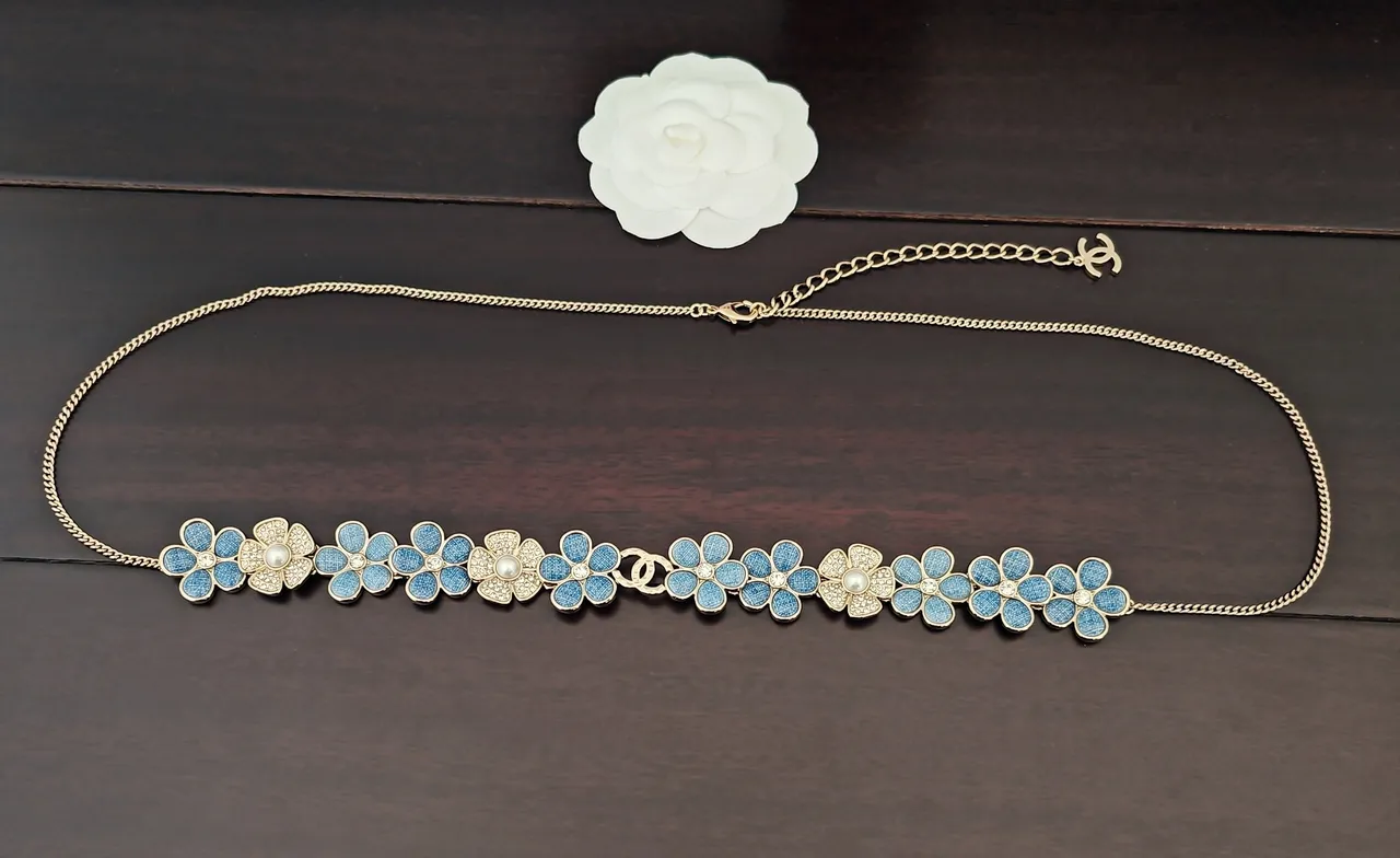 Collier Bib Floral Émaillé Bleu Or et Cristal Embellished de Chanel 4