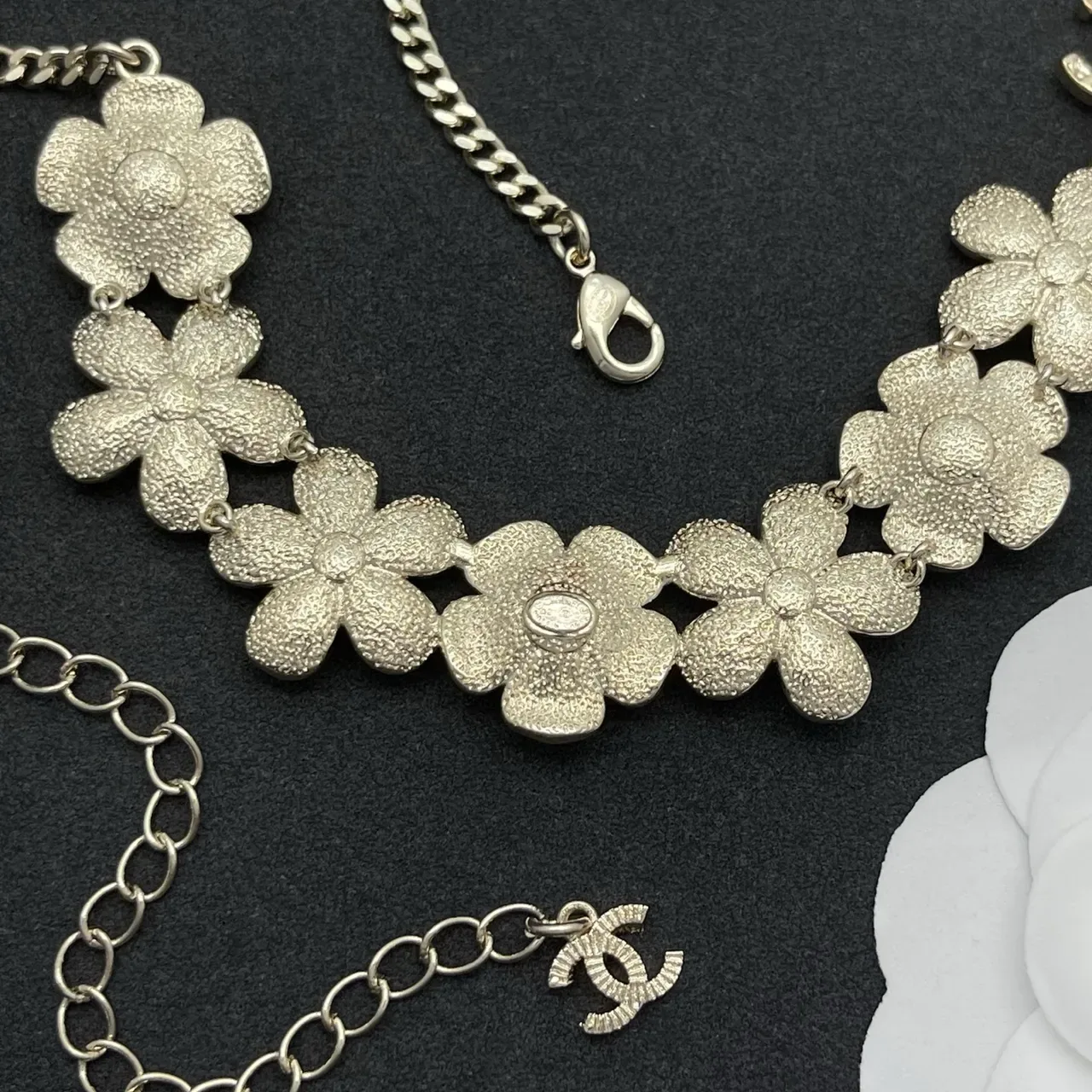 Chanel Collier Bib Floral Bleu Blanc Émail Et Cristal Embellished 3