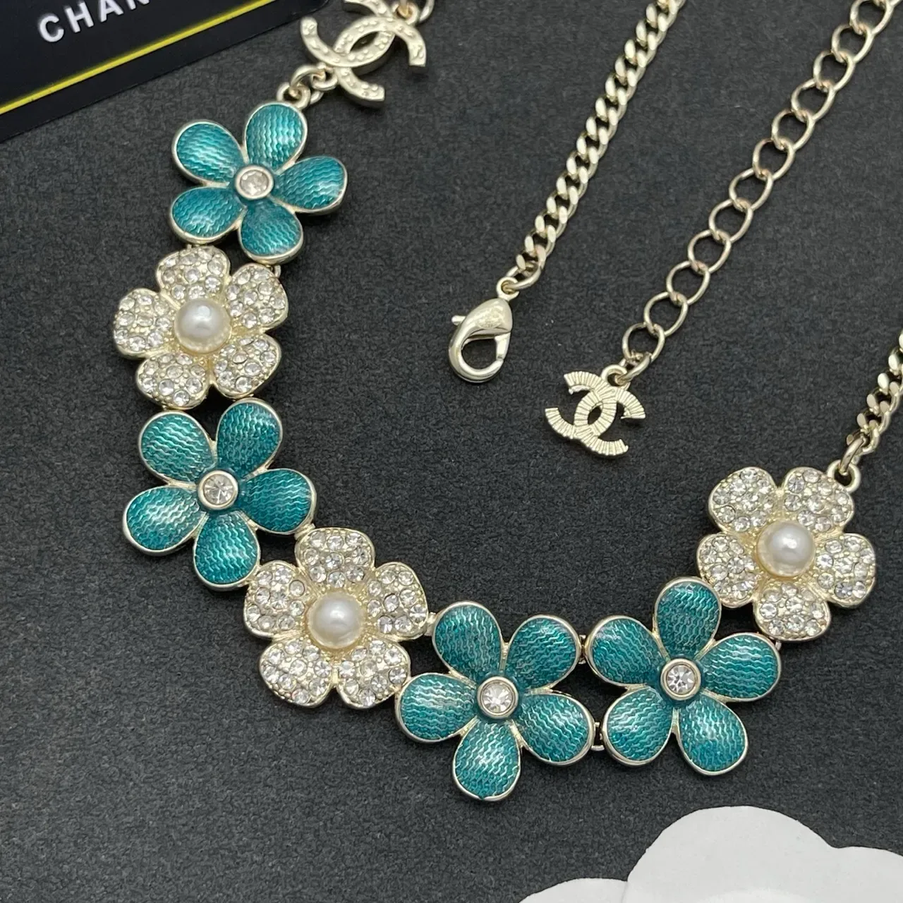 Chanel Collier Bib Floral Bleu Blanc Émail Et Cristal Embellished 4