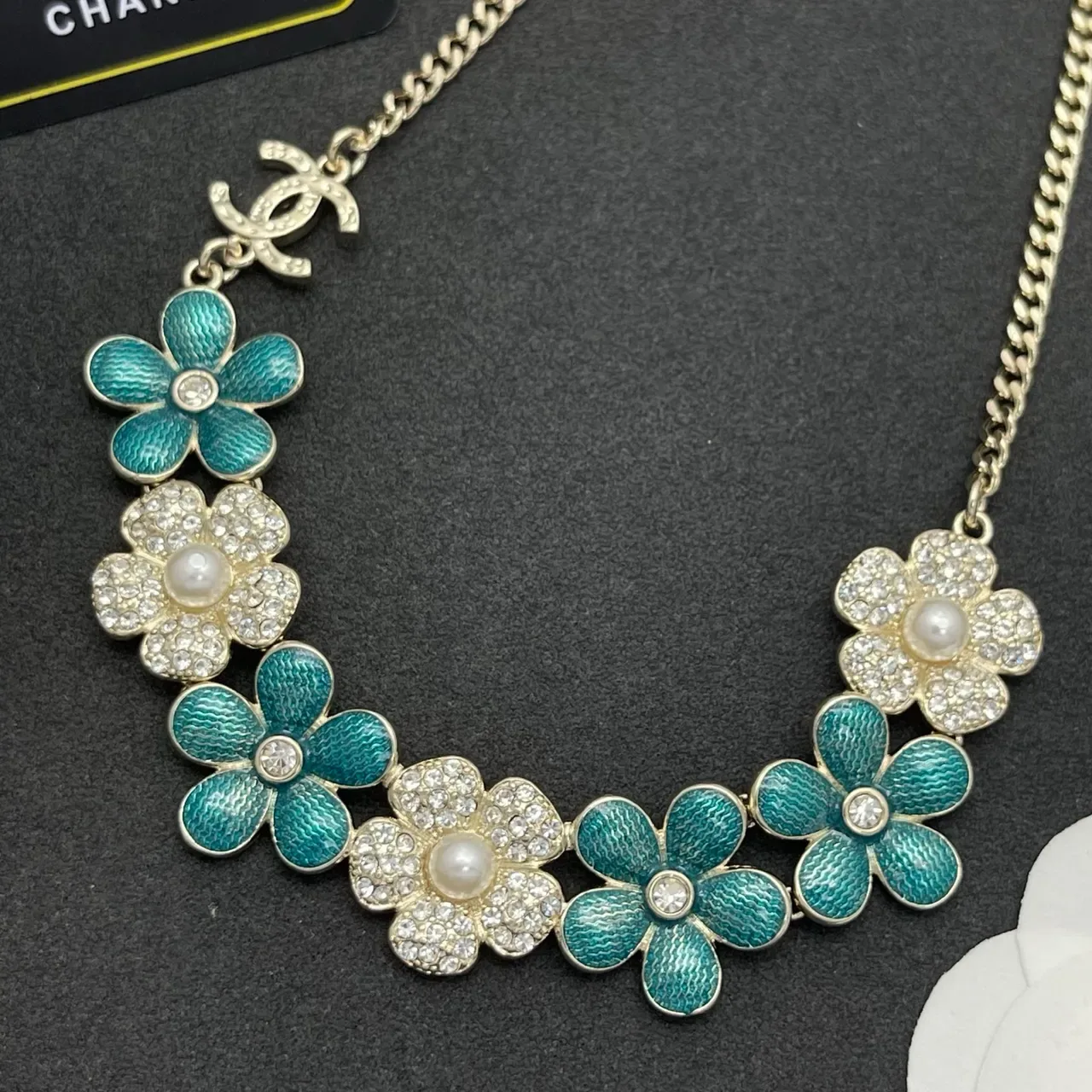 Chanel Collier Bib Floral Bleu Blanc Émail Et Cristal Embellished 5