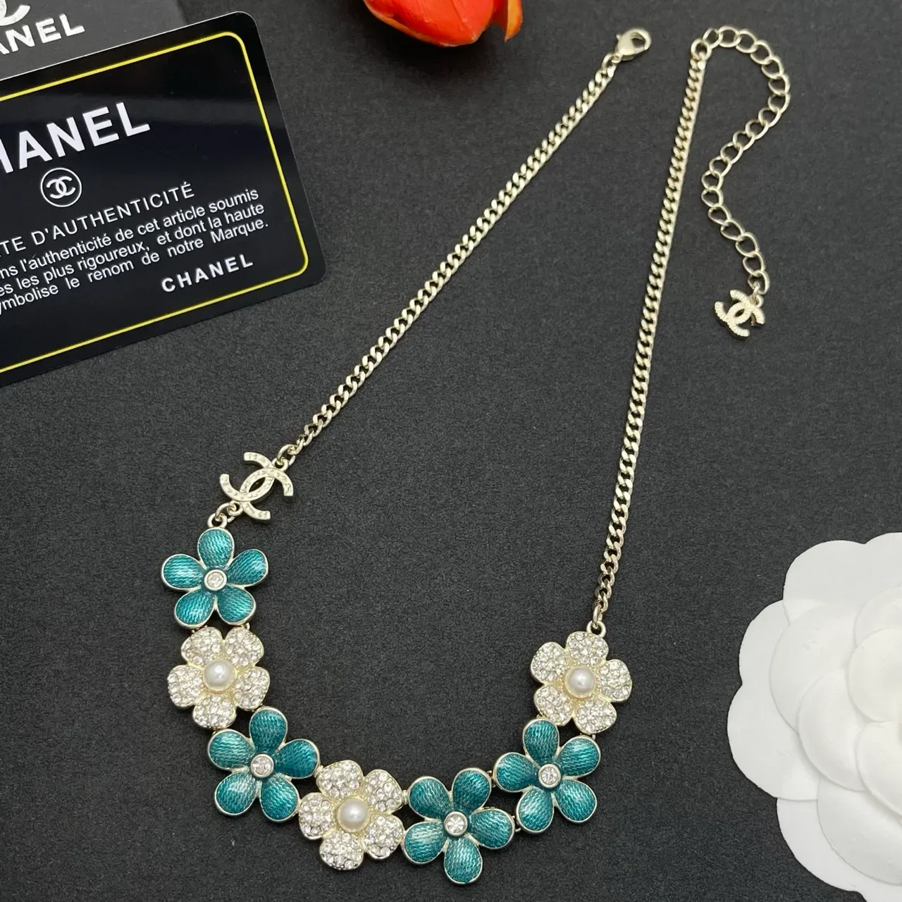 Chanel Collier Bib Floral Bleu Blanc Émail Et Cristal Embellished 6