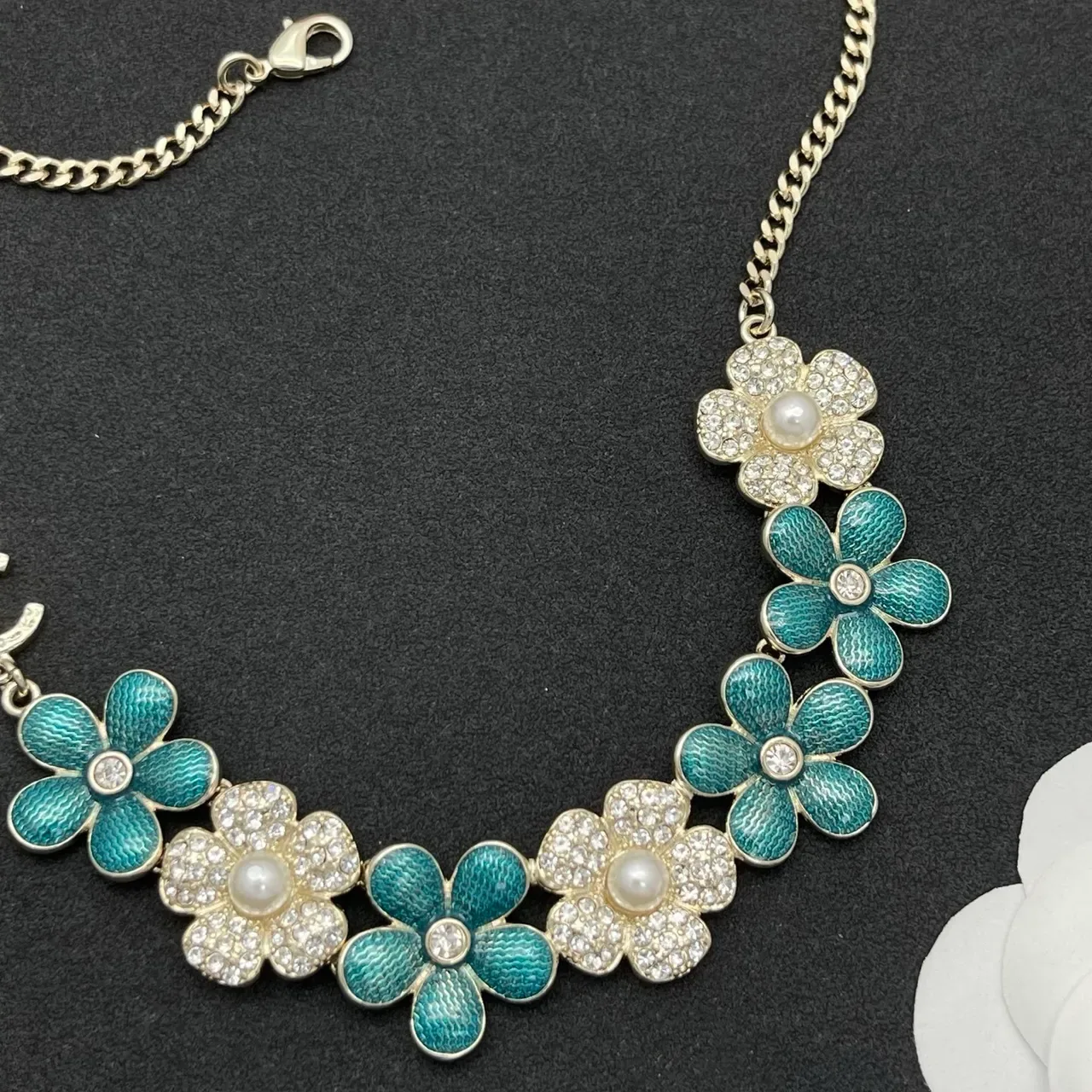 Chanel Collier Bib Floral Bleu Blanc Émail Et Cristal Embellished 7