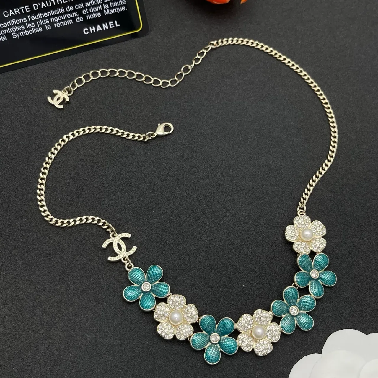 Chanel Collier Bib Floral Bleu Blanc Émail Et Cristal Embellished 8