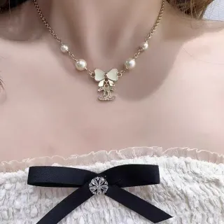 Chanel 蝴蝶结和 CC 吊坠珍珠珠项链