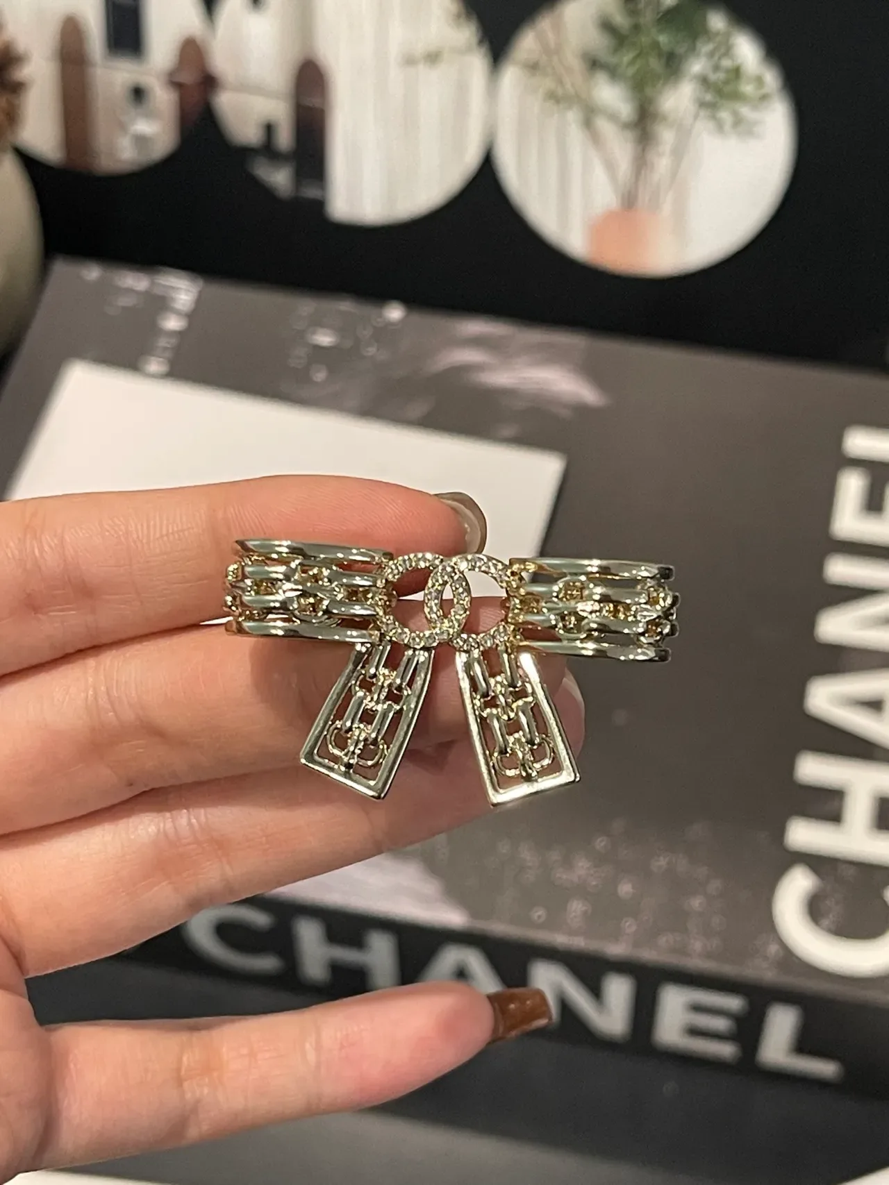 Broche Chanel Laço Tono Prateado com Cristais 2