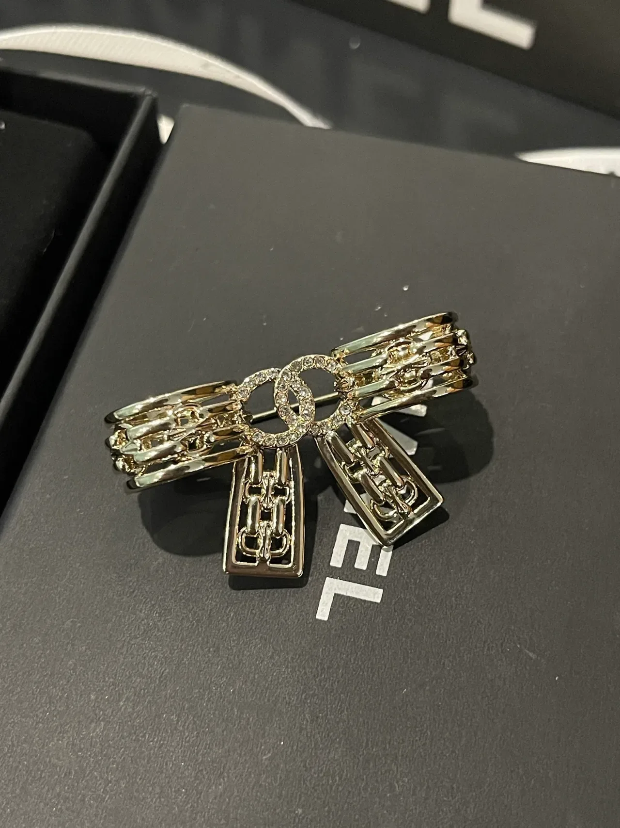 Broche Chanel Laço Tono Prateado com Cristais 4
