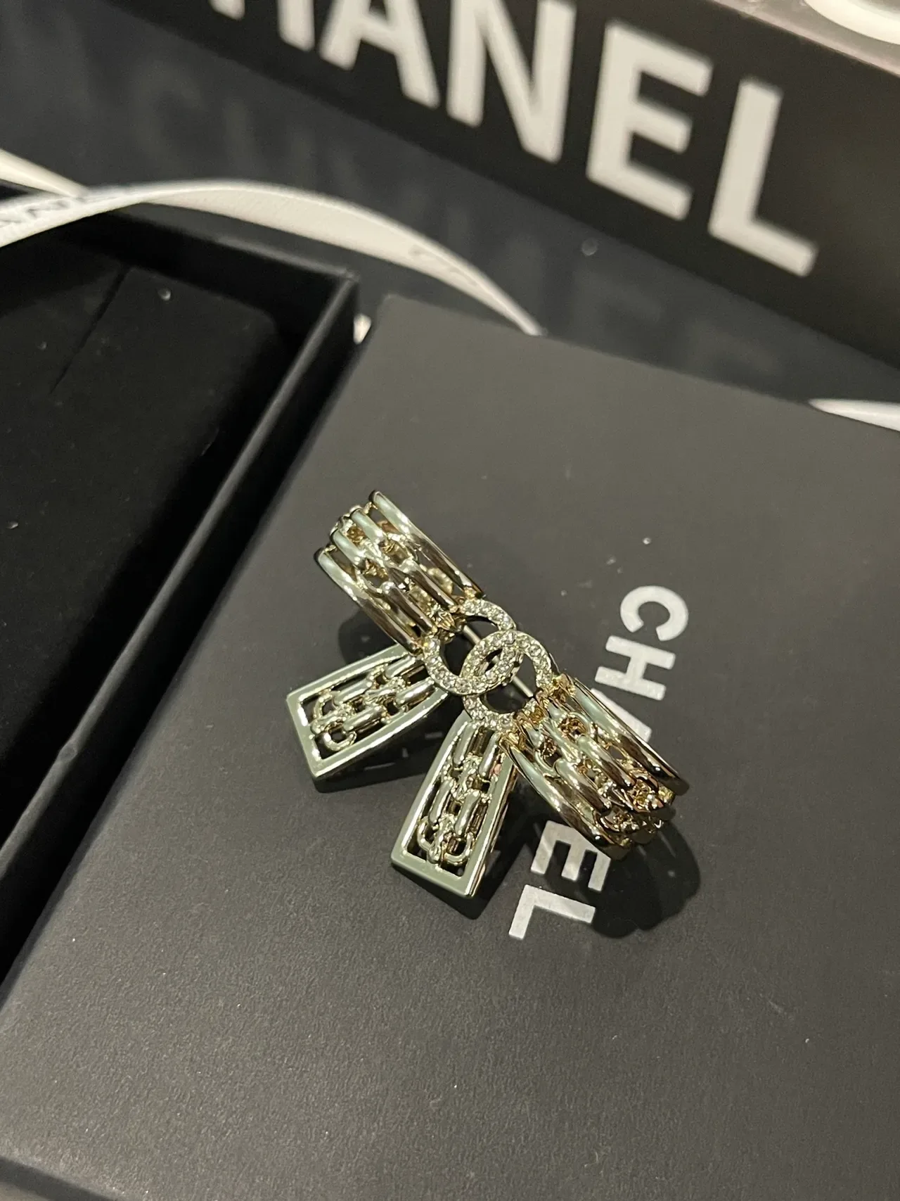Broche Chanel Laço Tono Prateado com Cristais 5