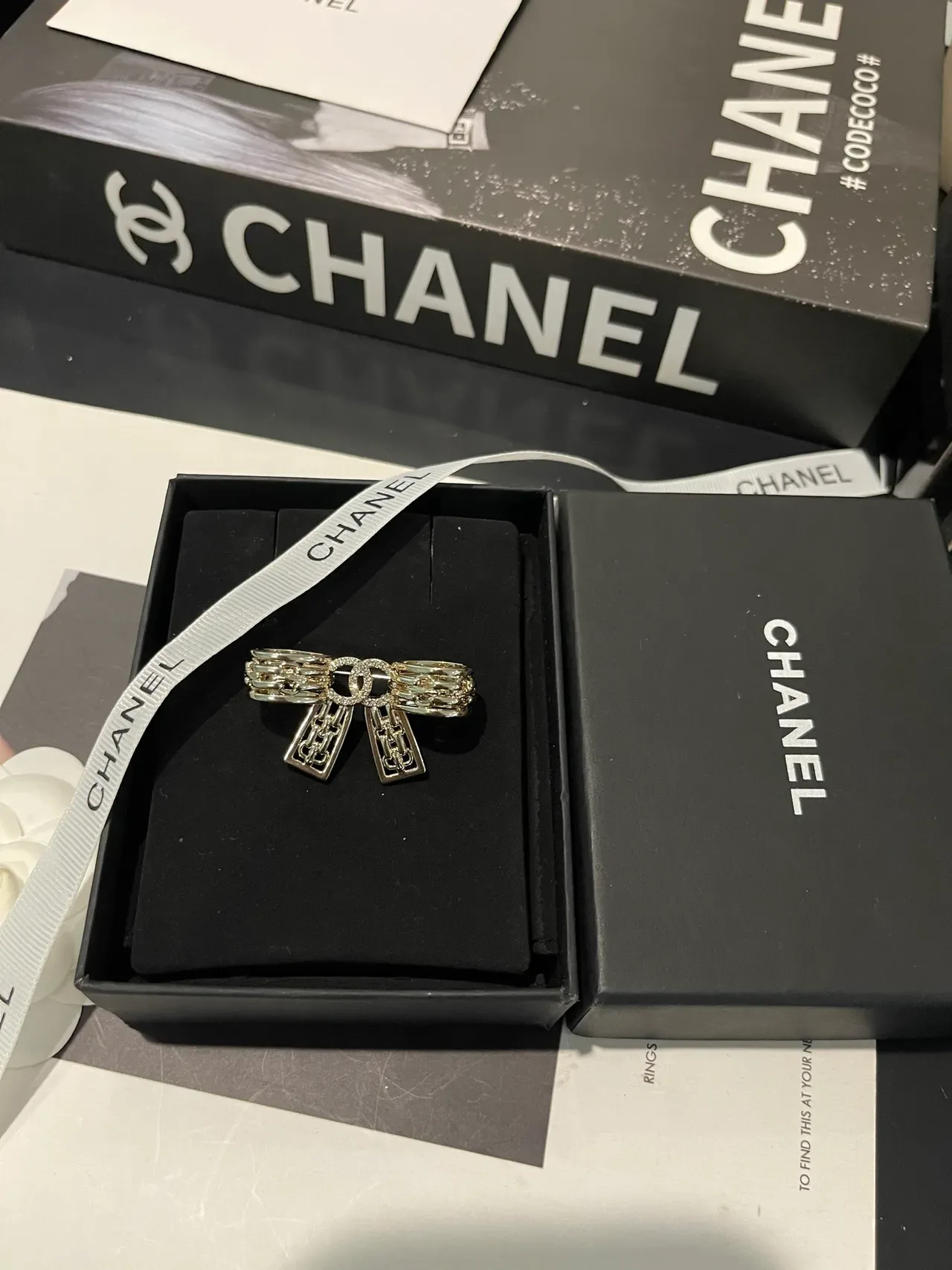 Broche Chanel Laço Tono Prateado com Cristais 6