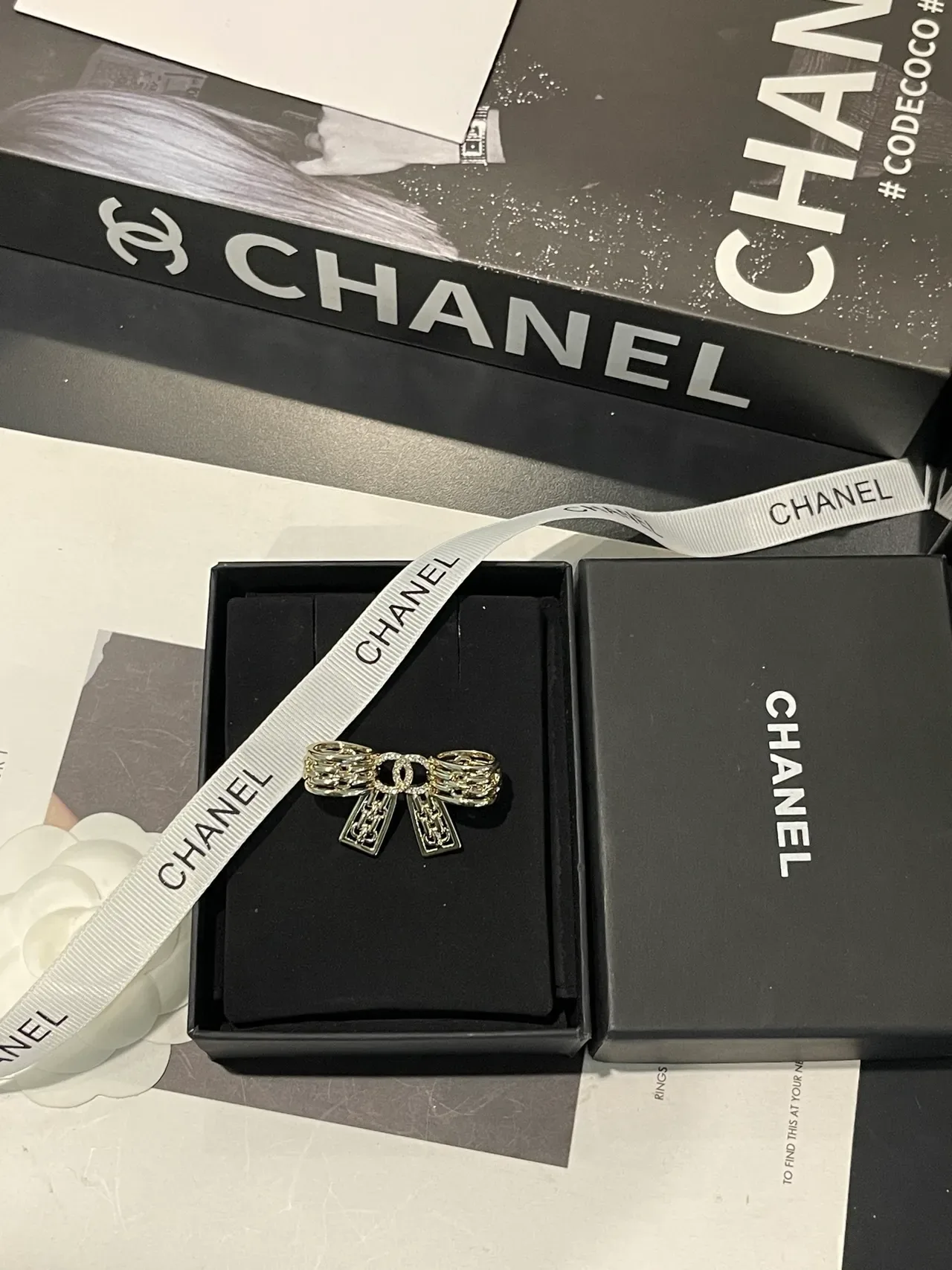 Broche Chanel Laço Tono Prateado com Cristais 7