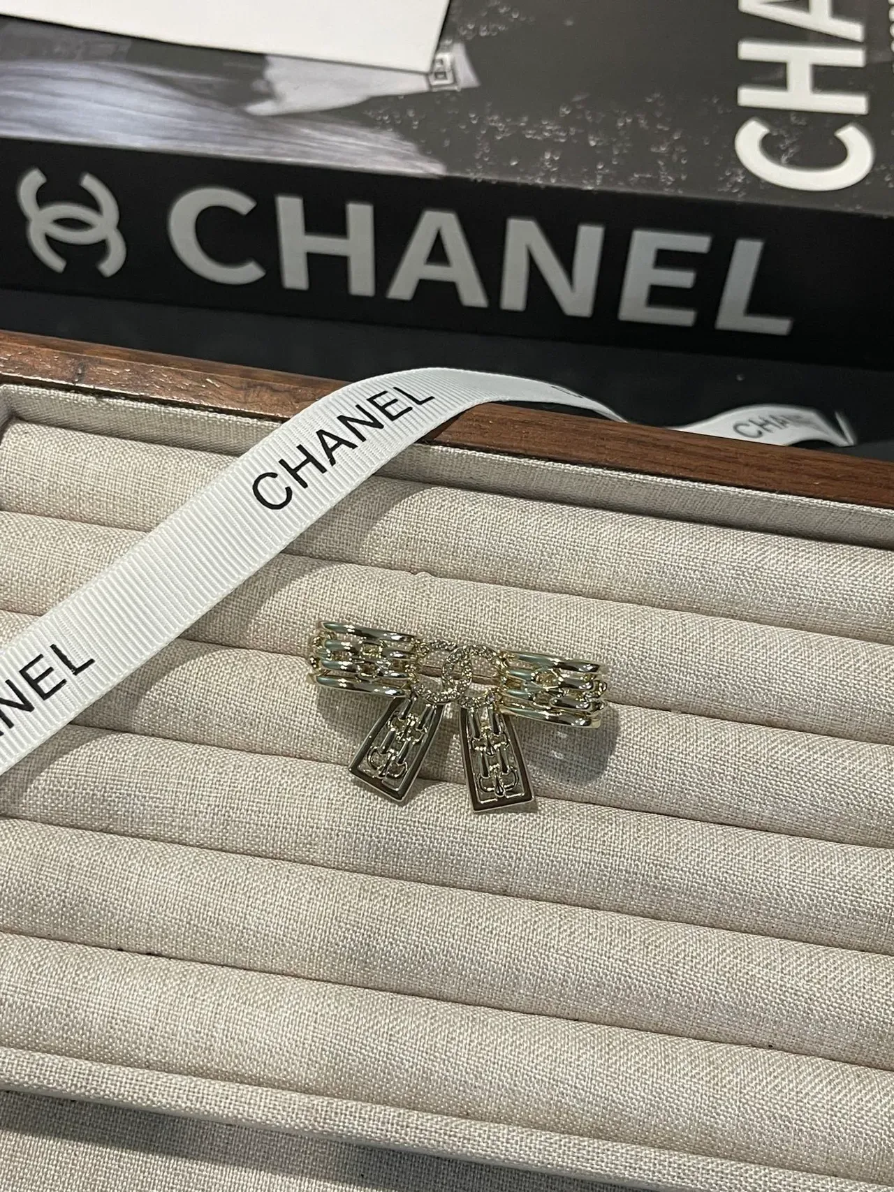 Broche Chanel Laço Tono Prateado com Cristais 8