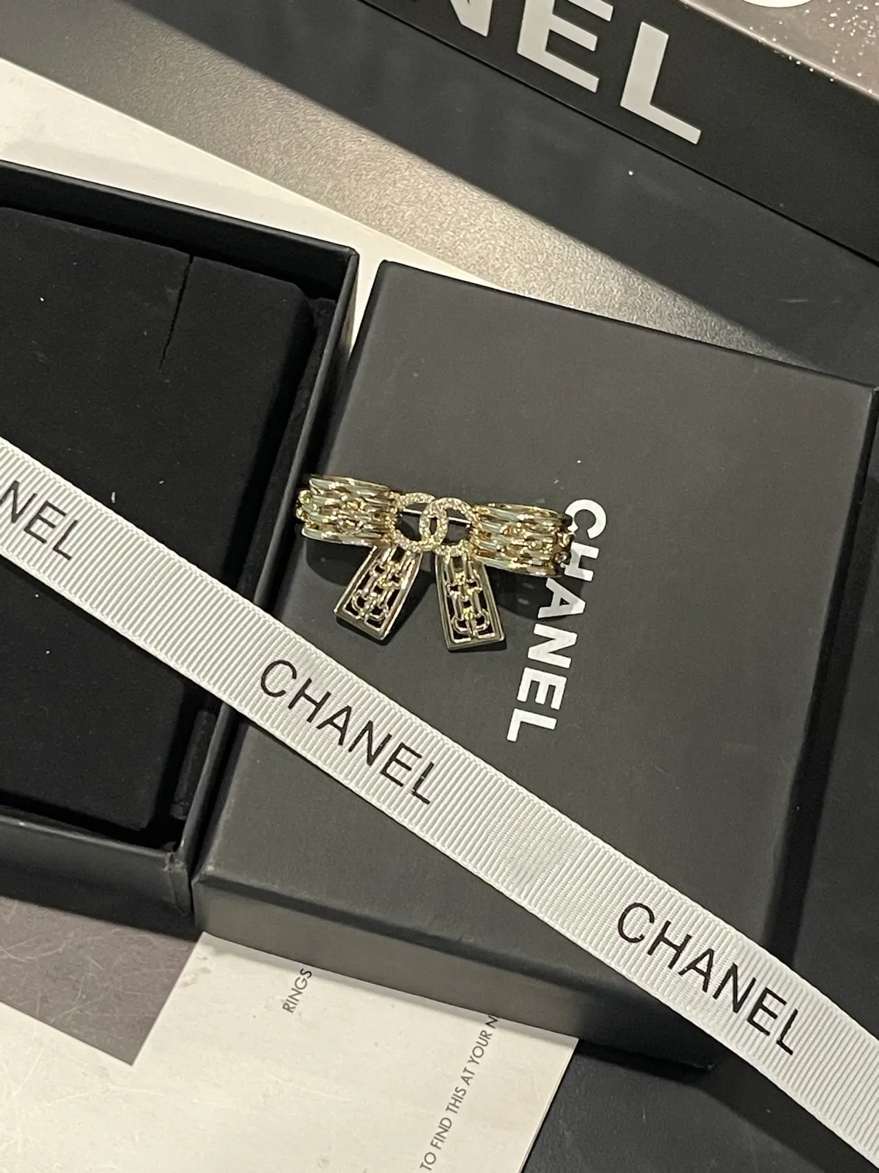 Broche Chanel Laço Tono Prateado com Cristais 9