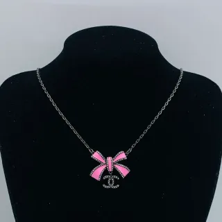 Chanel 粉色蝴蝶结 银色搪瓷吊坠 镶嵌水晶 饰边 项链