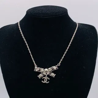 Chanel 银色透明金属蝴蝶结水晶镶嵌吊坠项链