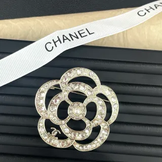Chanel Camellia ব্রোচ রূপালি সাদা মাল্টি-রিং লেয়ারড ব্রোচ