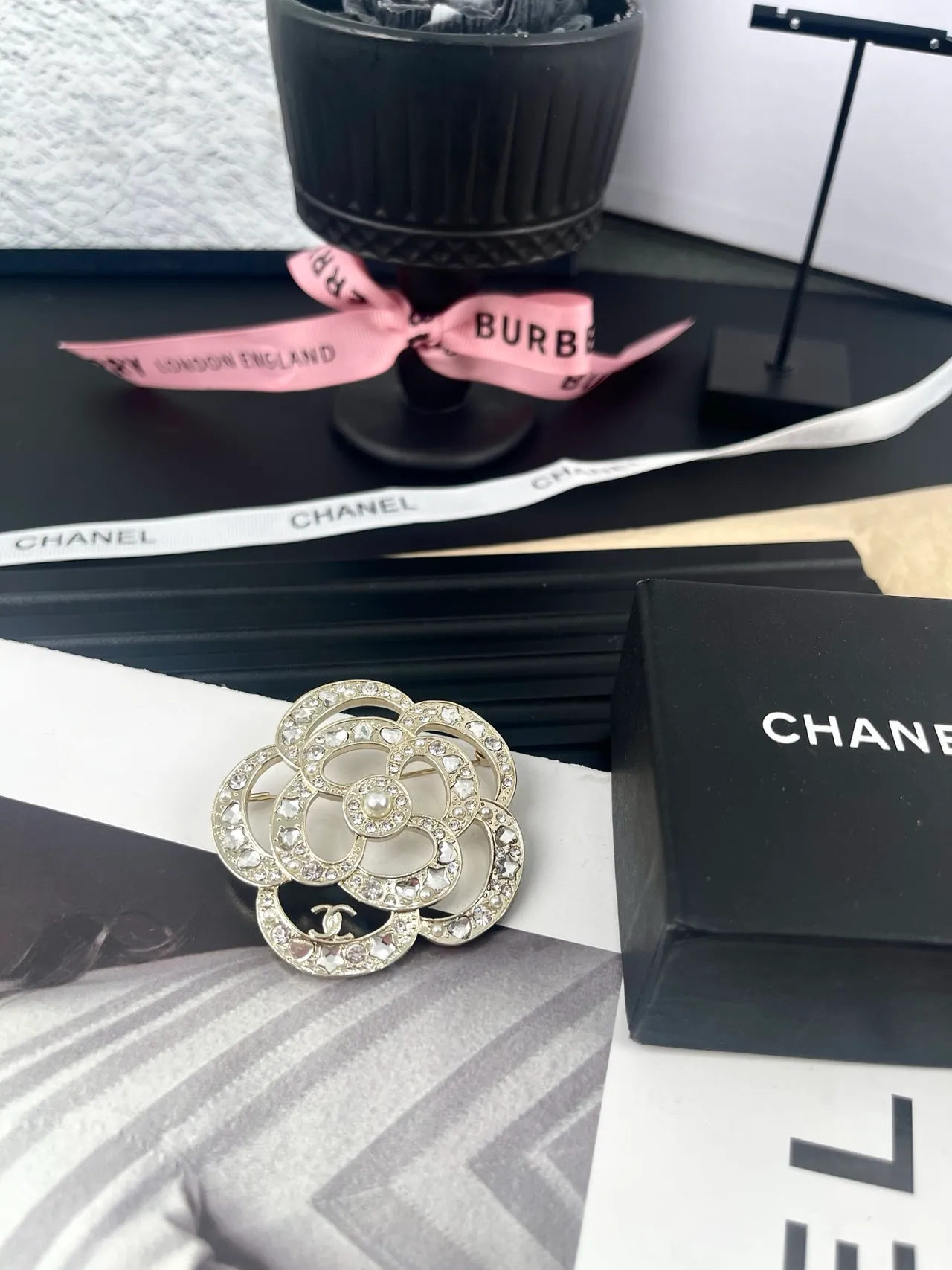 Chanel Camellia ব্রোচ রূপালি সাদা মাল্টি-রিং লেয়ারড ব্রোচ 4